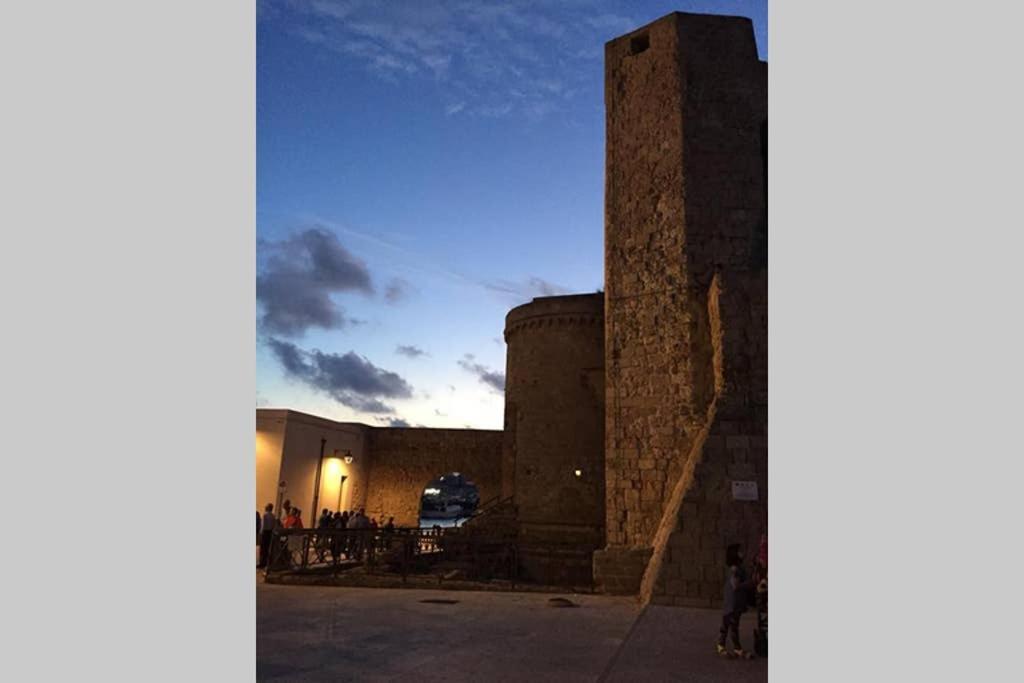 Historic Apartment In Centre Of City 100M To Sea モノーポリ エクステリア 写真